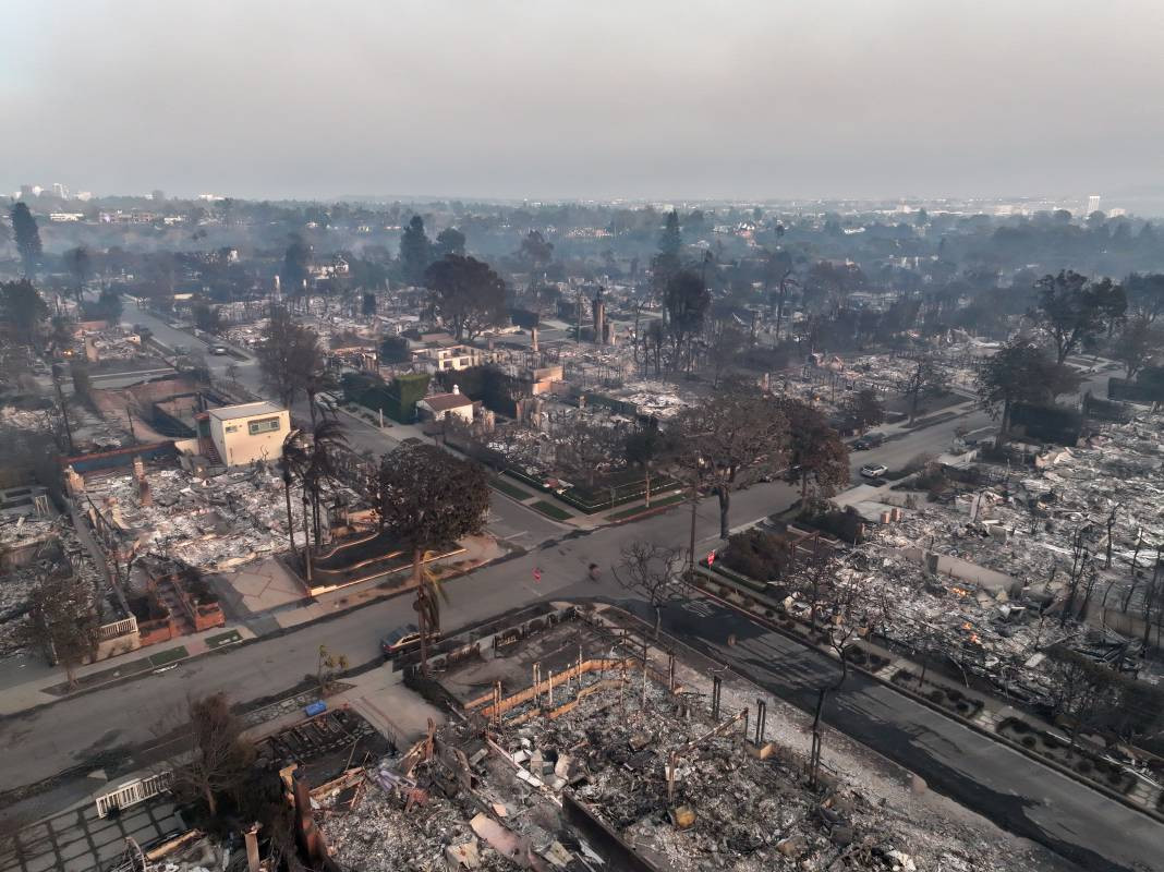 ABD cehennemi yaşıyor! Yangın felaketinde 5 ölü, 100 bin kişiye tahliye emri - Resim: 9